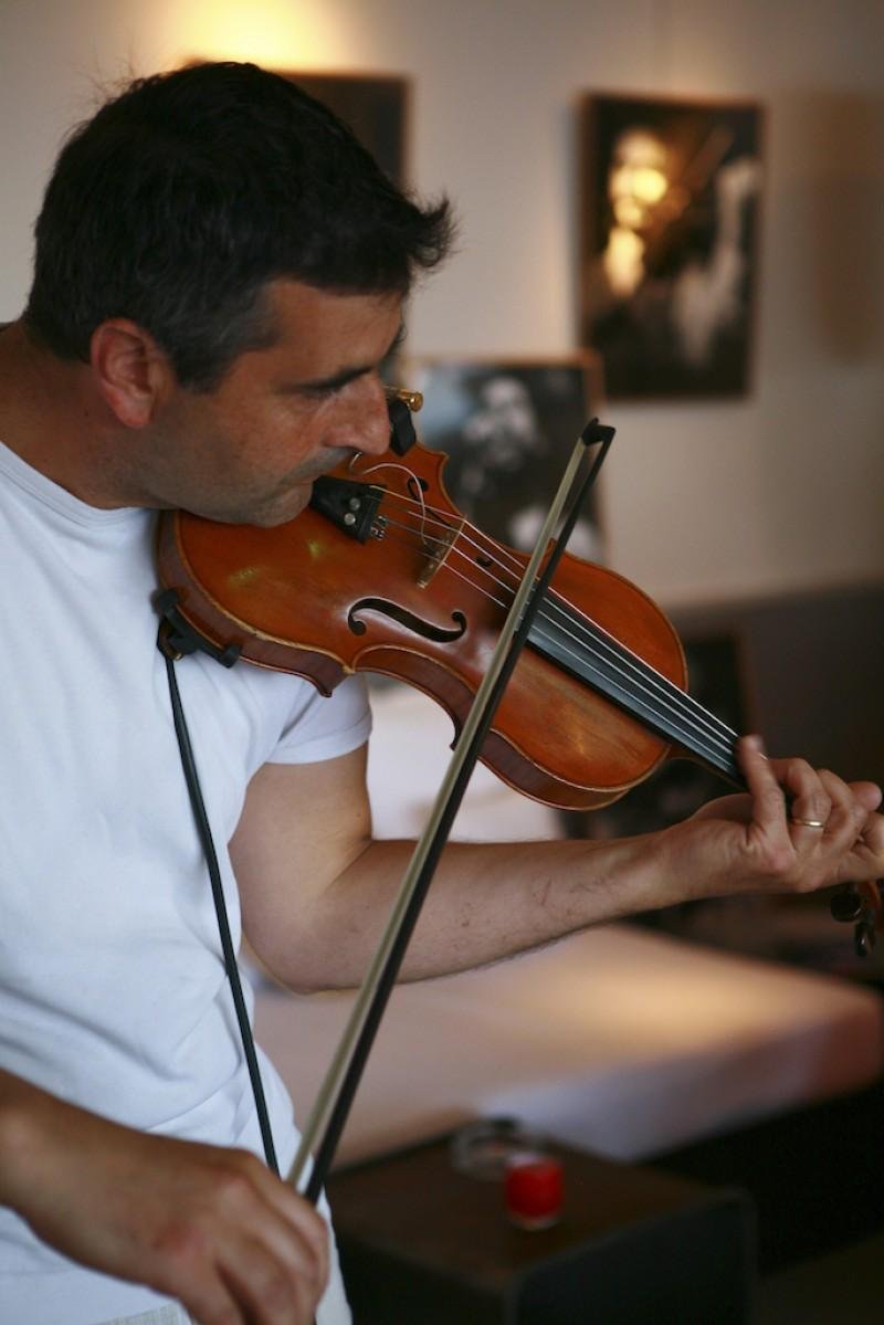 Claude Tedesco au violon, en pleine interprétation